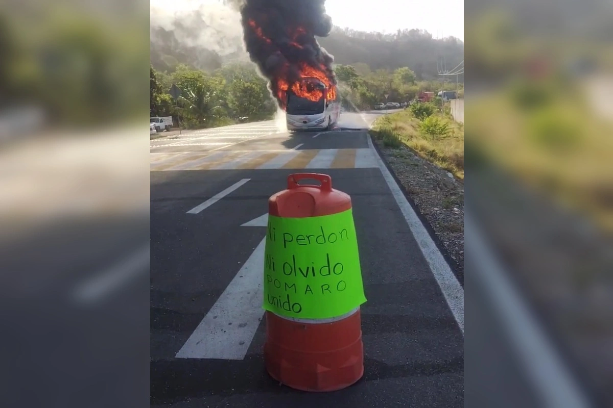 Bloqueos y quema de vehículos en Aquila, Michoacán, para exigir justicia por el asesinato de autoridades comunales