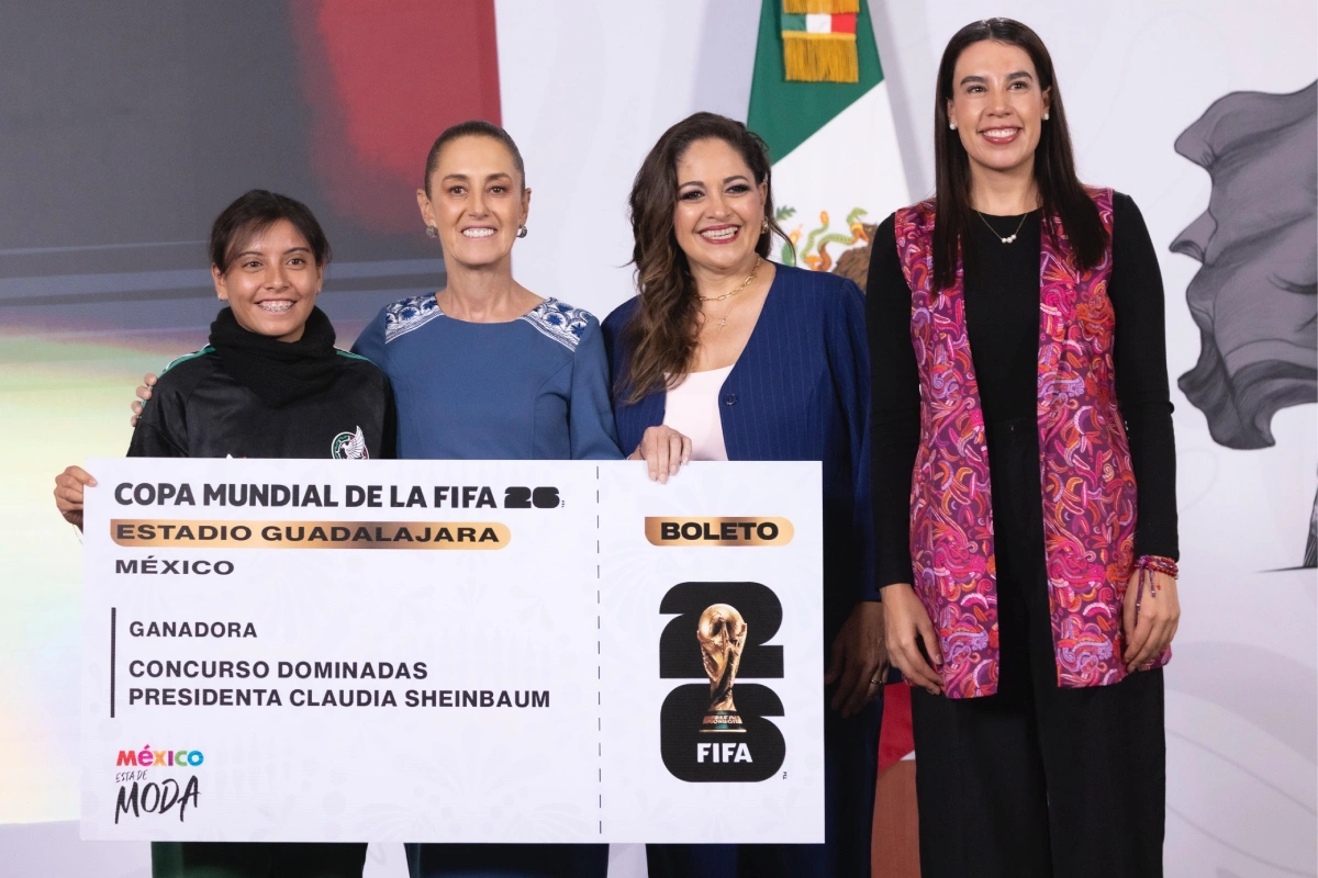 Sheinbaum y ganadora de boleto para asistir al Mundial 2026