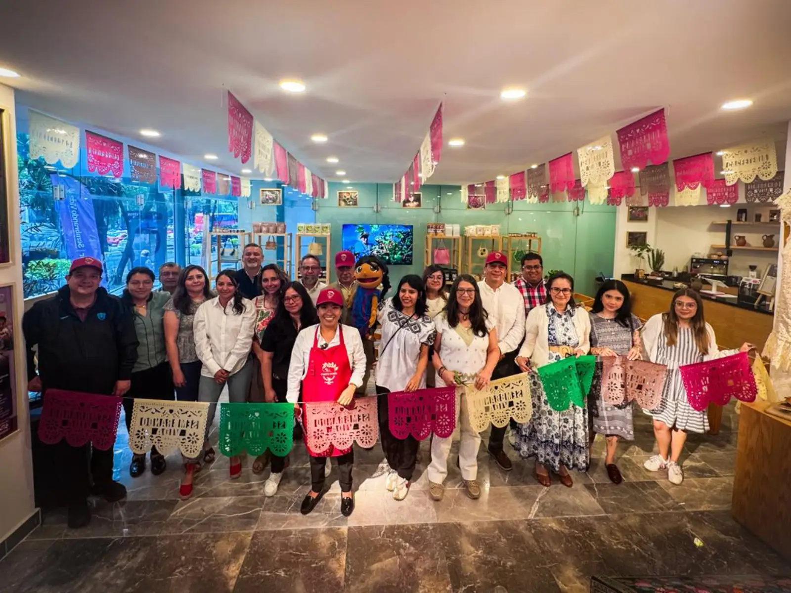 Personas celebrando la apertura de una tienda