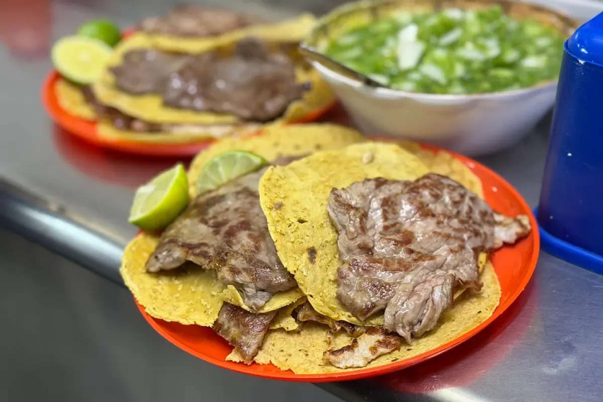Tacos de carne servidos con tortillas recién hechas