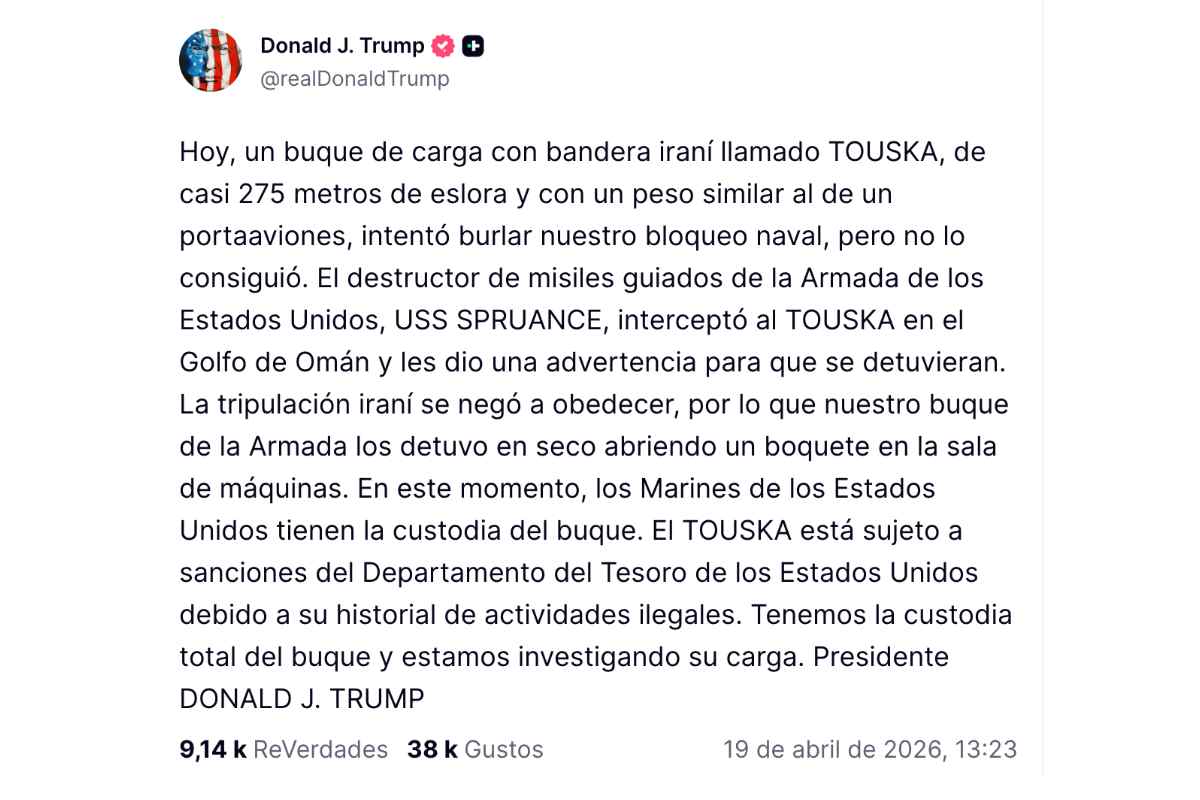 Contrario a lo que aseguran en redes sociales, este video de un buque en llamas es de un incidente naval en junio de 2025, no de un ataque. 