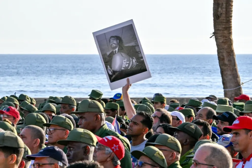 Protestantes en EU en apoyo a Raúl Castro.