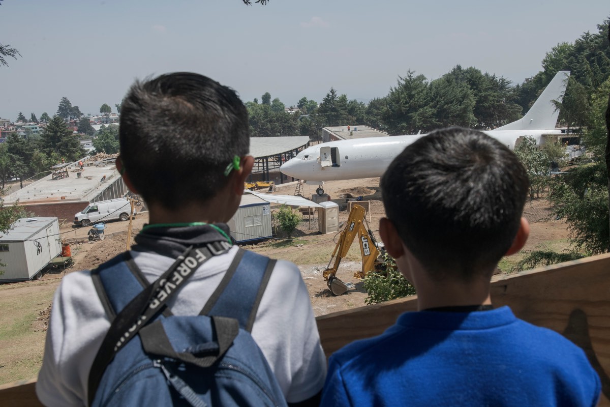 Ya fue colocada la estructura de un avión que formará parte del complejo y de las casas de los habitantes de la zona