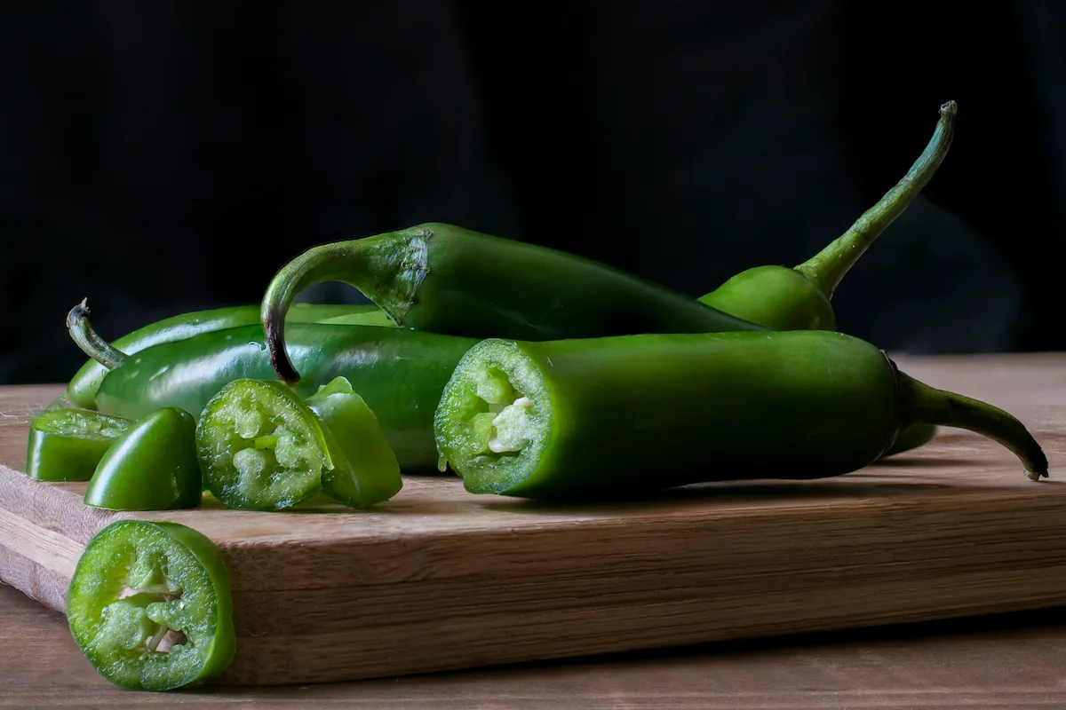 chile serrano en una tabla para cortar