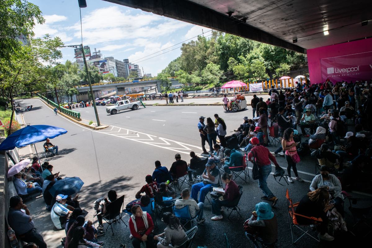 Bajo un puente vehicular los maestros resisten para que sus demandas sean escuchadas