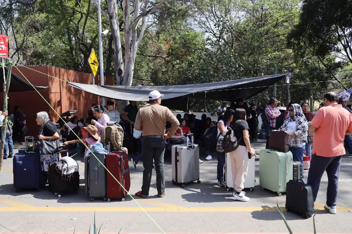 CNTE bloquea accesos al Aeropuerto de Oaxaca y planta de Pemex