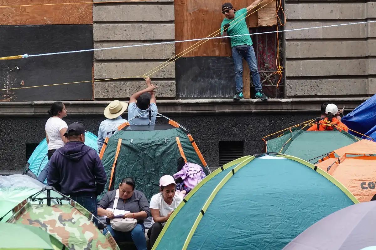 CNTE instala plantones en CDMX y Oaxaca a días del Mundial; choca con policías al no poder llegar al Zócalo