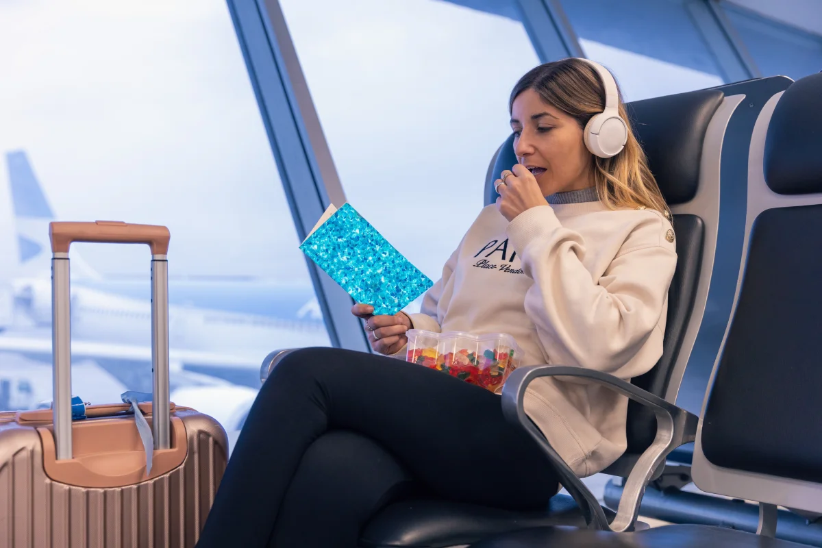 Pasajera comiendo en una sala de espera en aeropuerto