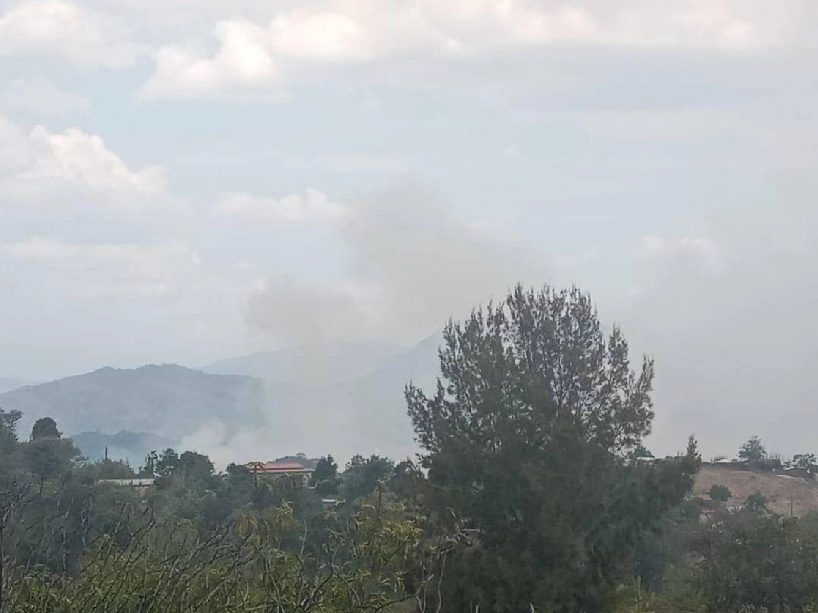 Foto panorámica de Chilapa de Álvarez, Guerrero, en donde se aprecia una columna de humo debido a las agresiones armadas de un grupo del crimen organizado en contra de comunidades indígenas.