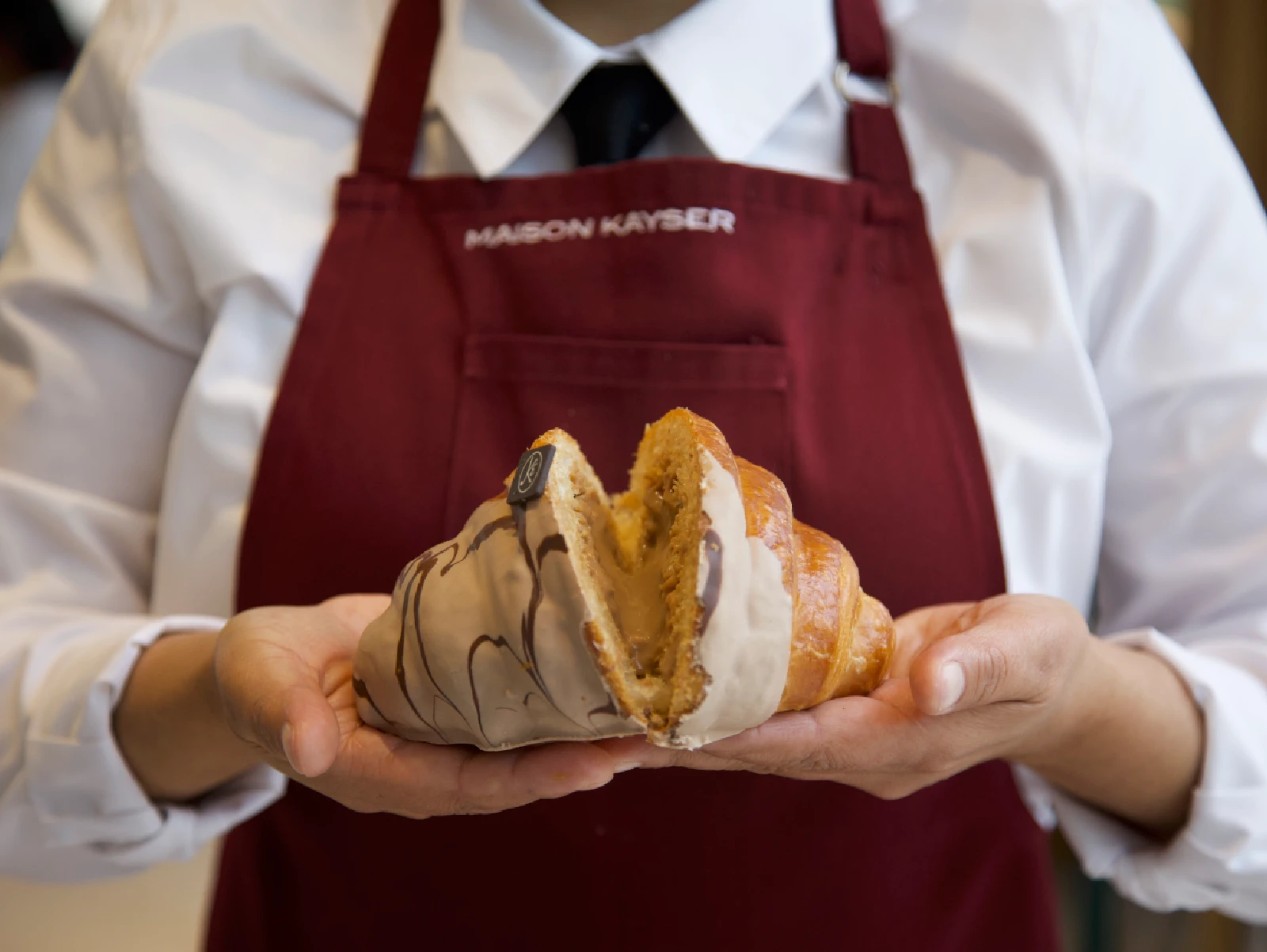 croissant relleno de crema de baileys