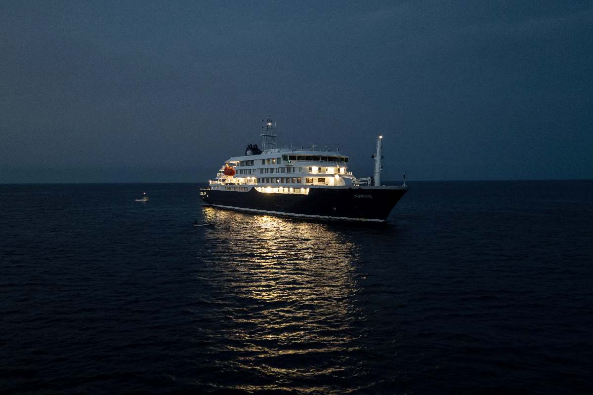 Crucero con hantavirus con las luces encendidas en medio del mar