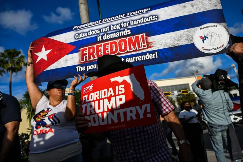 Ciudadanos de EU levantando carteles en apoyo al presidente de Cuba.