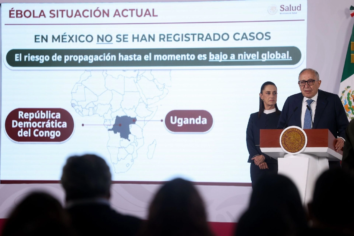 Doctor David Kershenobich explicando la situación de ébola y la reacción en México