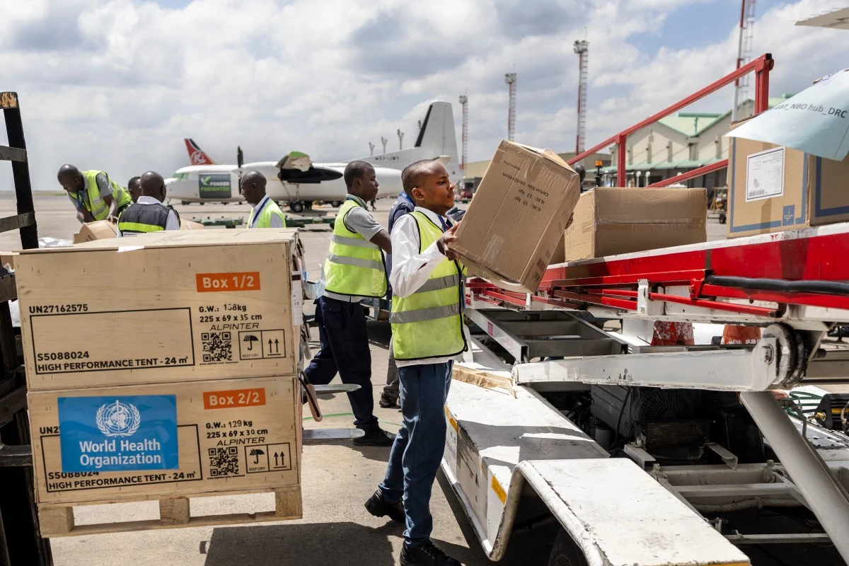 Personal del aeropuerto del Congo recibiendo apoyo humanitario de parte de la OMS.