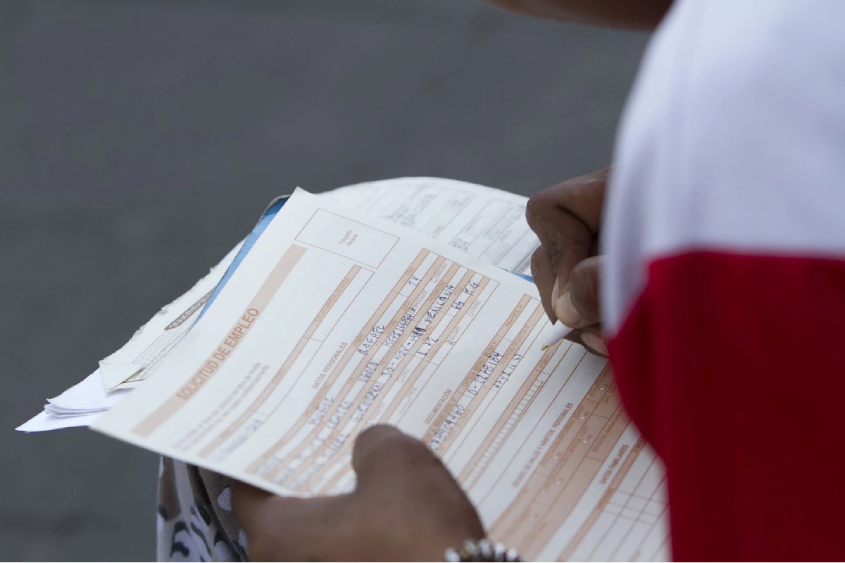 La fuerza laboral llega a 62.1 millones en abril, con casi la mitad de trabajadores en salario mínimo y alza en la informalidad