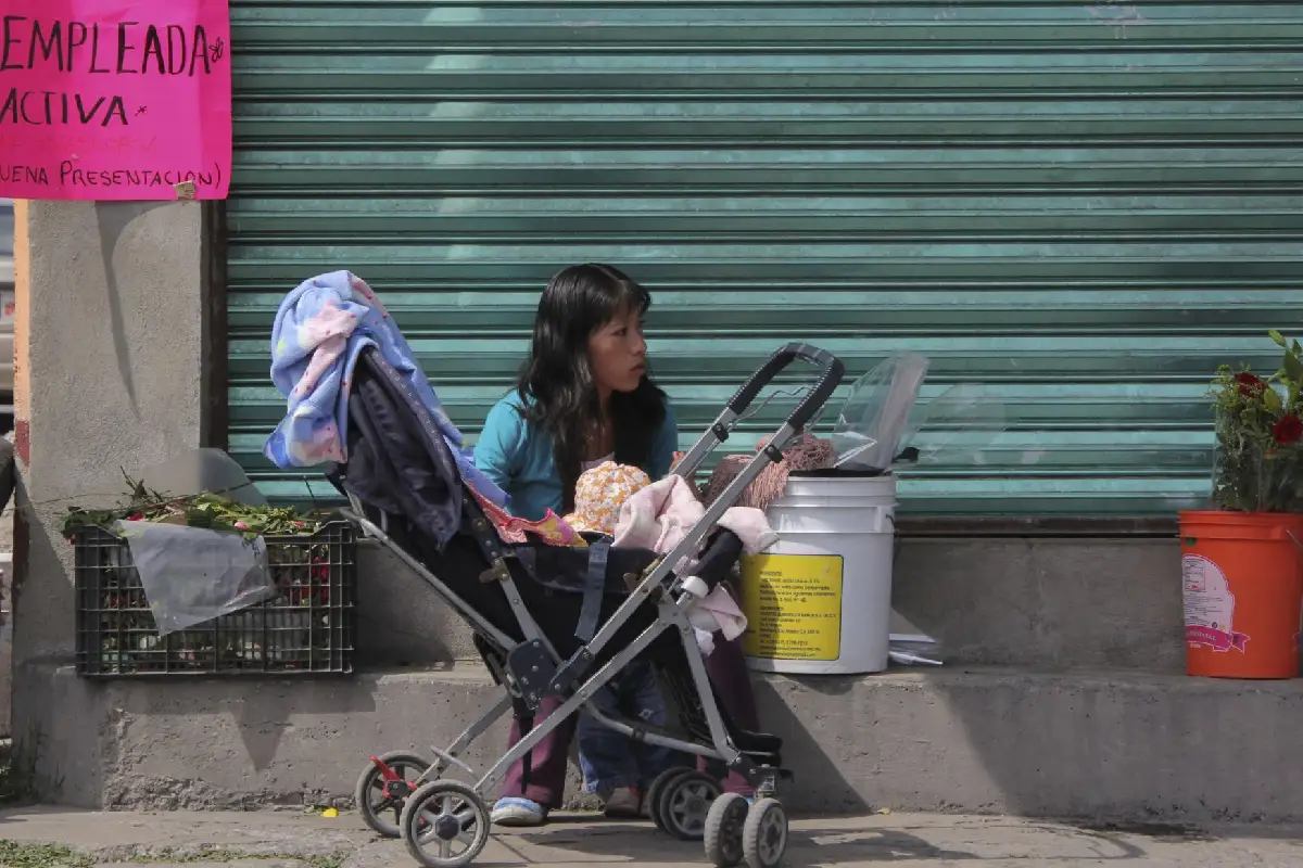 La fuerza laboral llega a 62.1 millones en abril, con casi la mitad de trabajadores en salario mínimo y alza en la informalidad