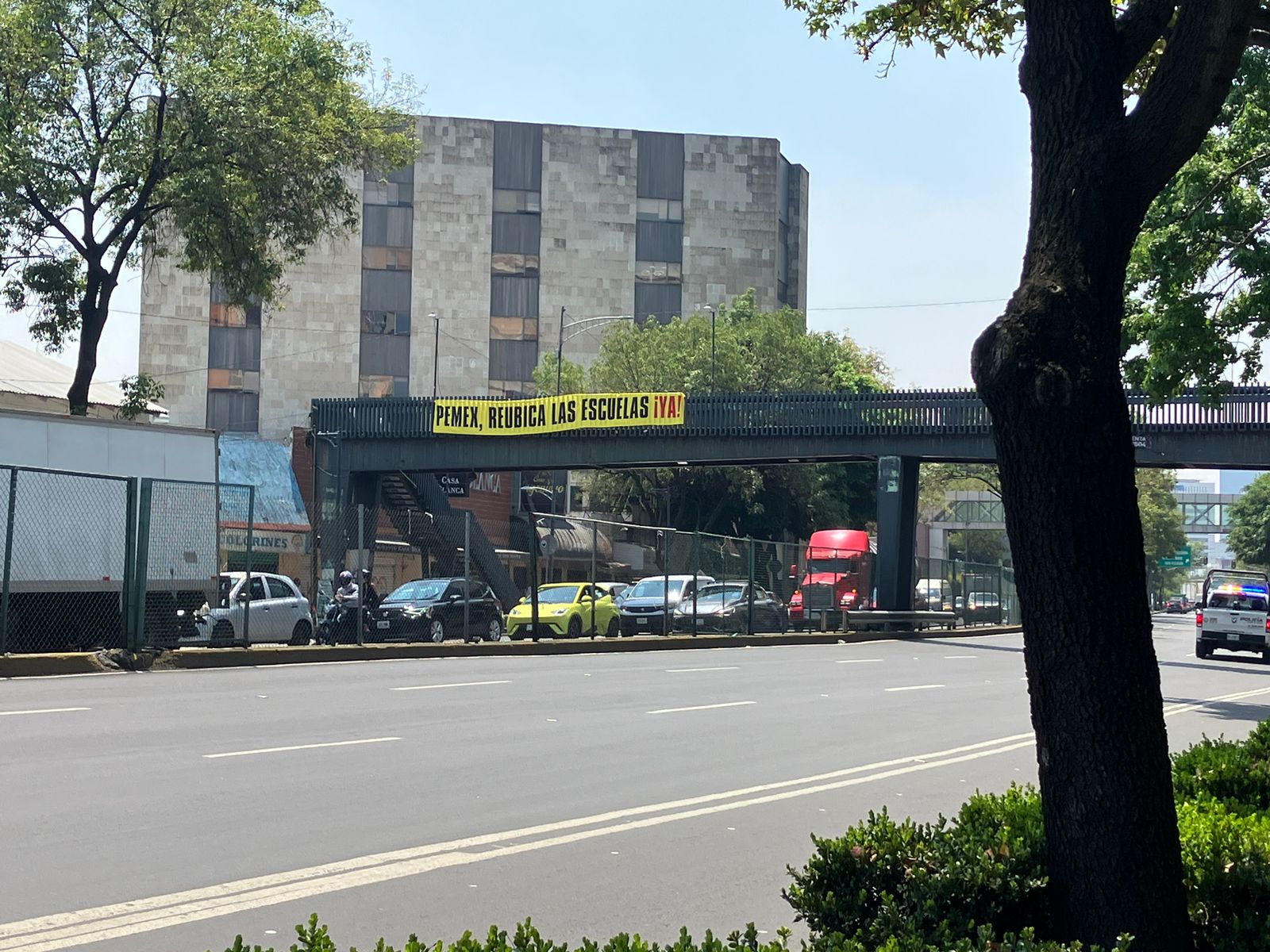 Padres y madres personas menores de edad protestaron Torre Ejecutiva de Pemex