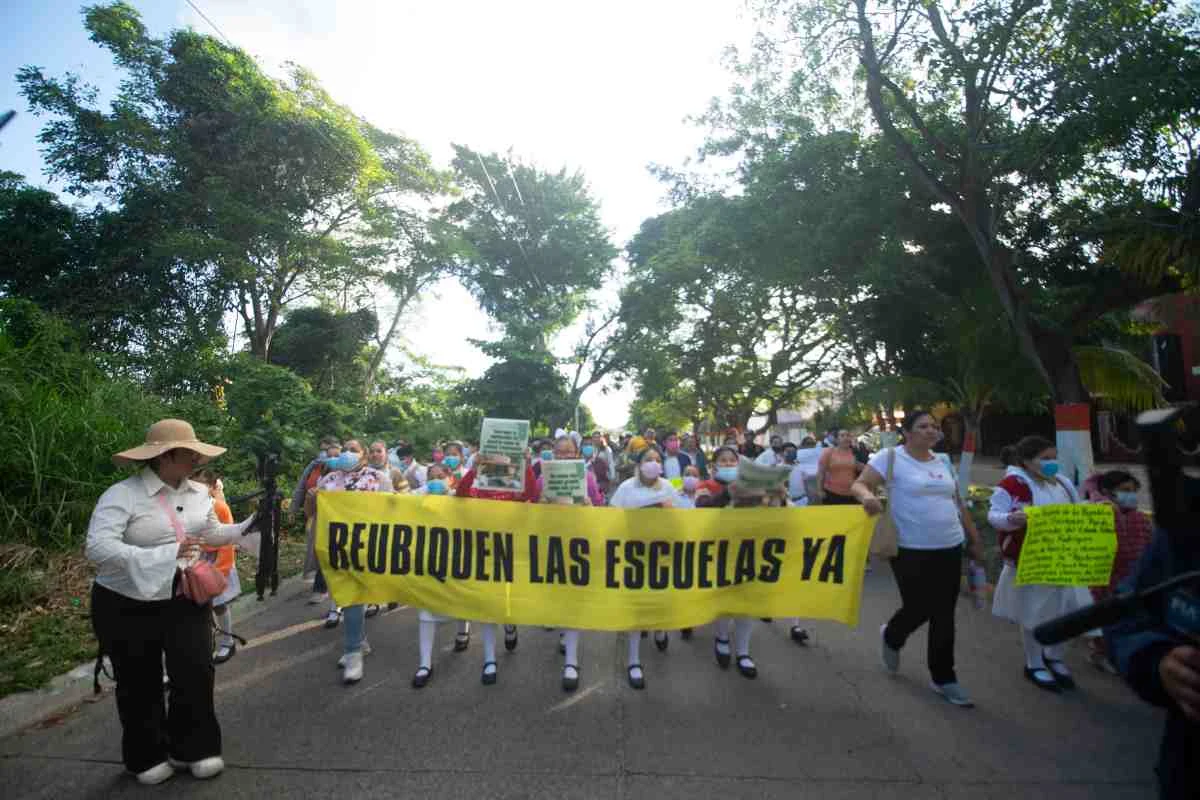 Mario Delgado se reúne con madres y padres de familia por reubicación de escuelas cercanas a refinería Dos Bocas