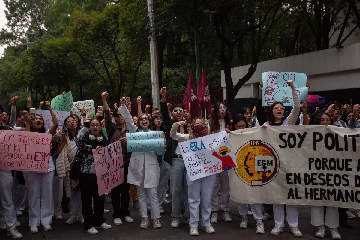 Estudiantes del IPN se movilizan rumbo a Zacatenco; autoridades de la SEP no se presentaron a reunión