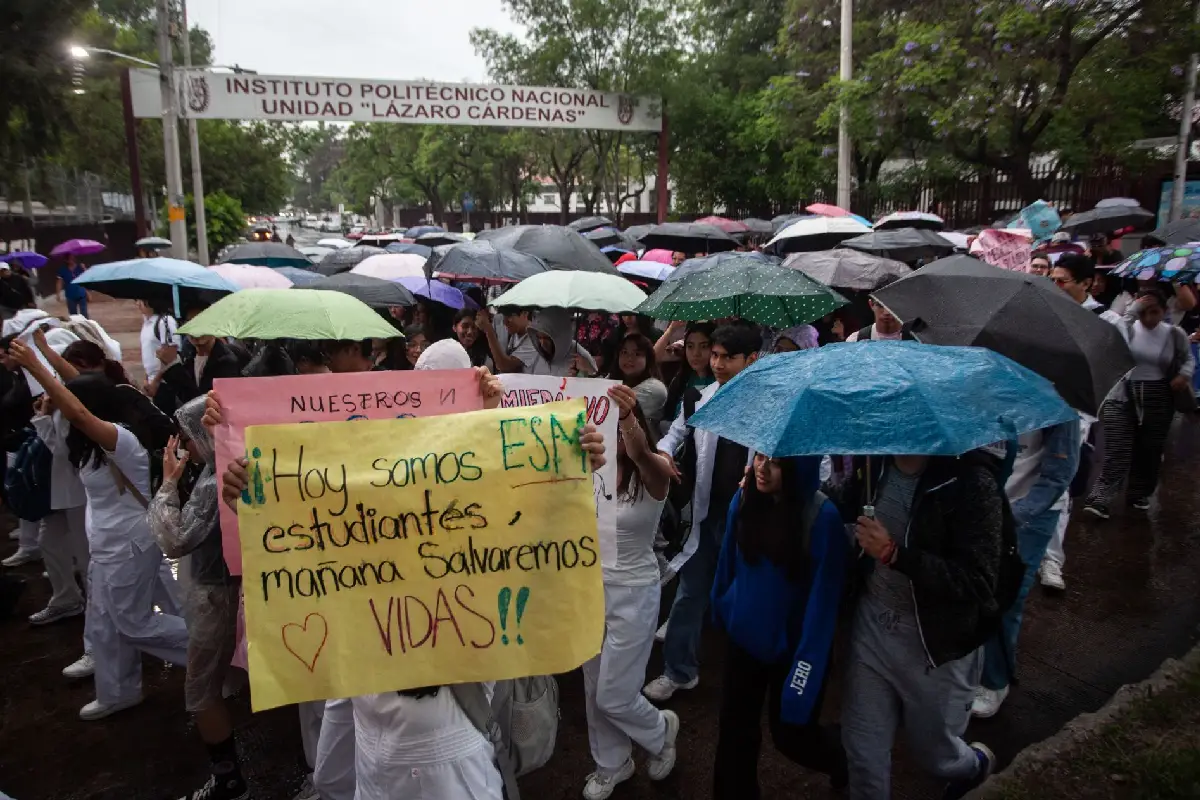 Estudiantes del IPN se movilizan rumbo a Zacatenco; autoridades de la SEP no se presentaron a reunión