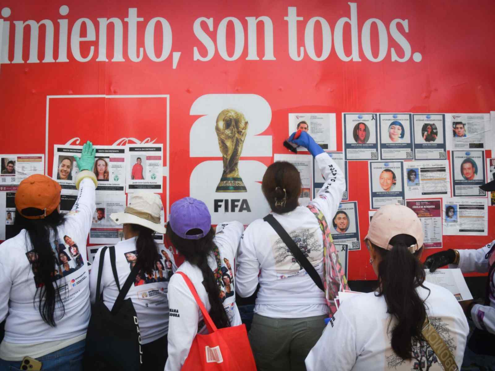 Familias buscadoras pegan fotos de desaparecidos en inmediaciones del Estadio Azteca 