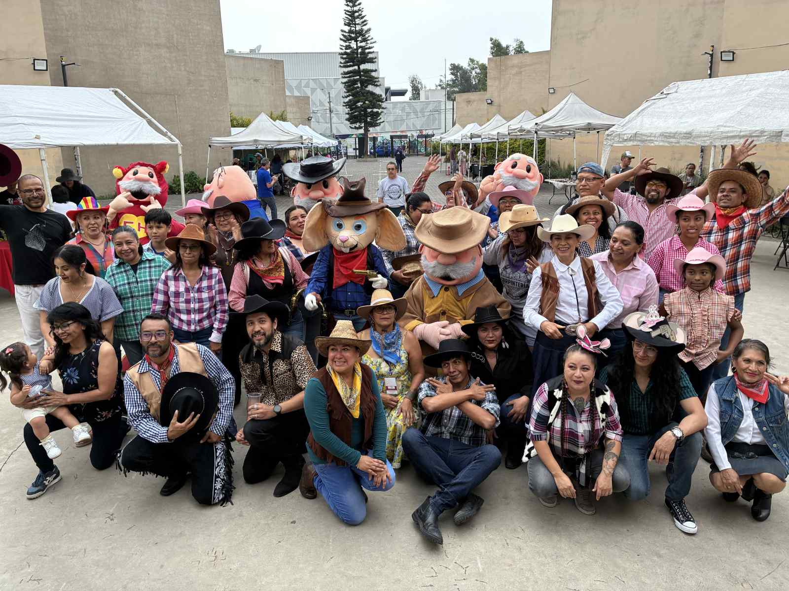 Festejan el Día de las Madres en el FARO Azcapotzalco bailando "El Ratón Vaquero"