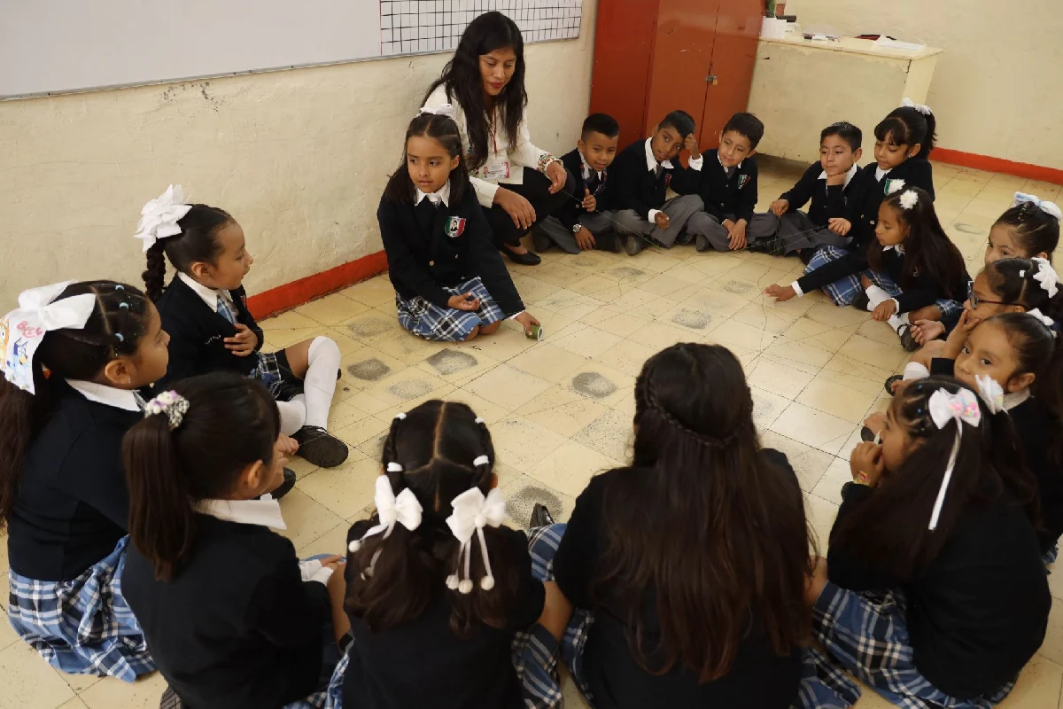Niños sentados en círculo durante sus clases