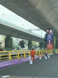 ¿Los puentes peatonales en CDMX deben pintarse de color amarillo y no de morado por seguridad vial? 