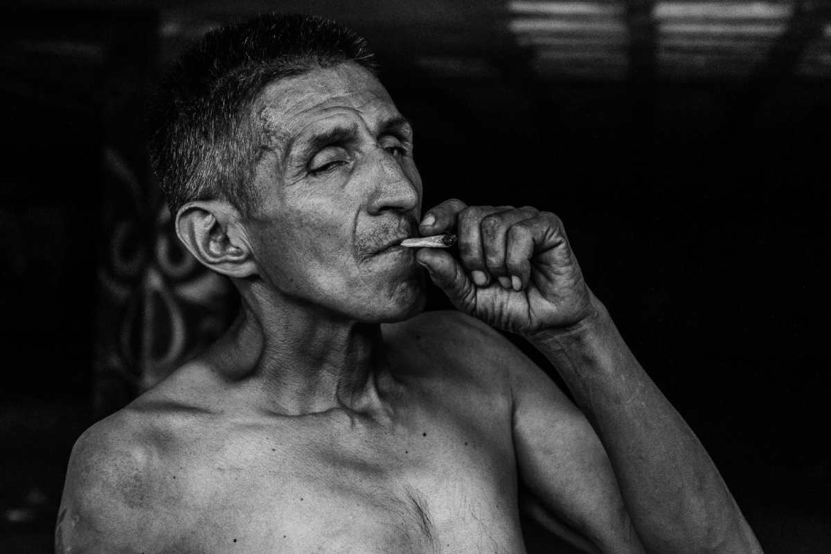 Hombre consumiendo marihuana.
