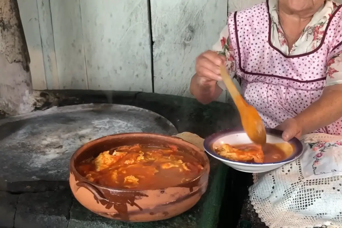 Cazuela con huevos en chile rojo