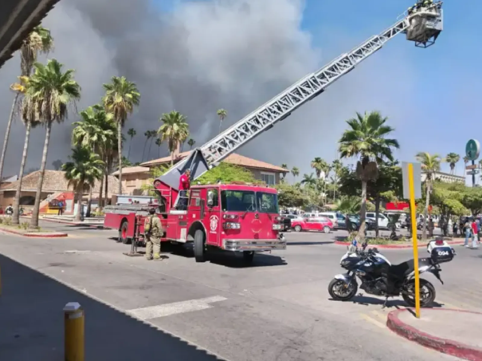 Incendio en plaza comercial en Los Mochis, Sinaloa, deja, al menos, cuatro muertos