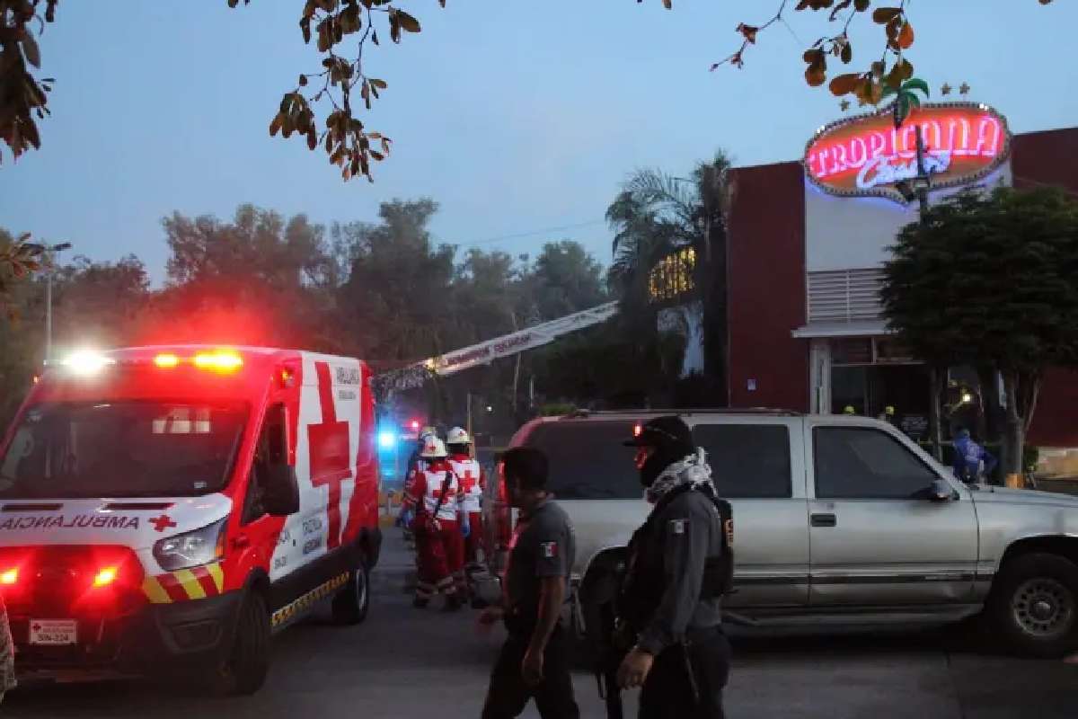 Una camioneta de la cruz roja al exterior del casino incendiado 