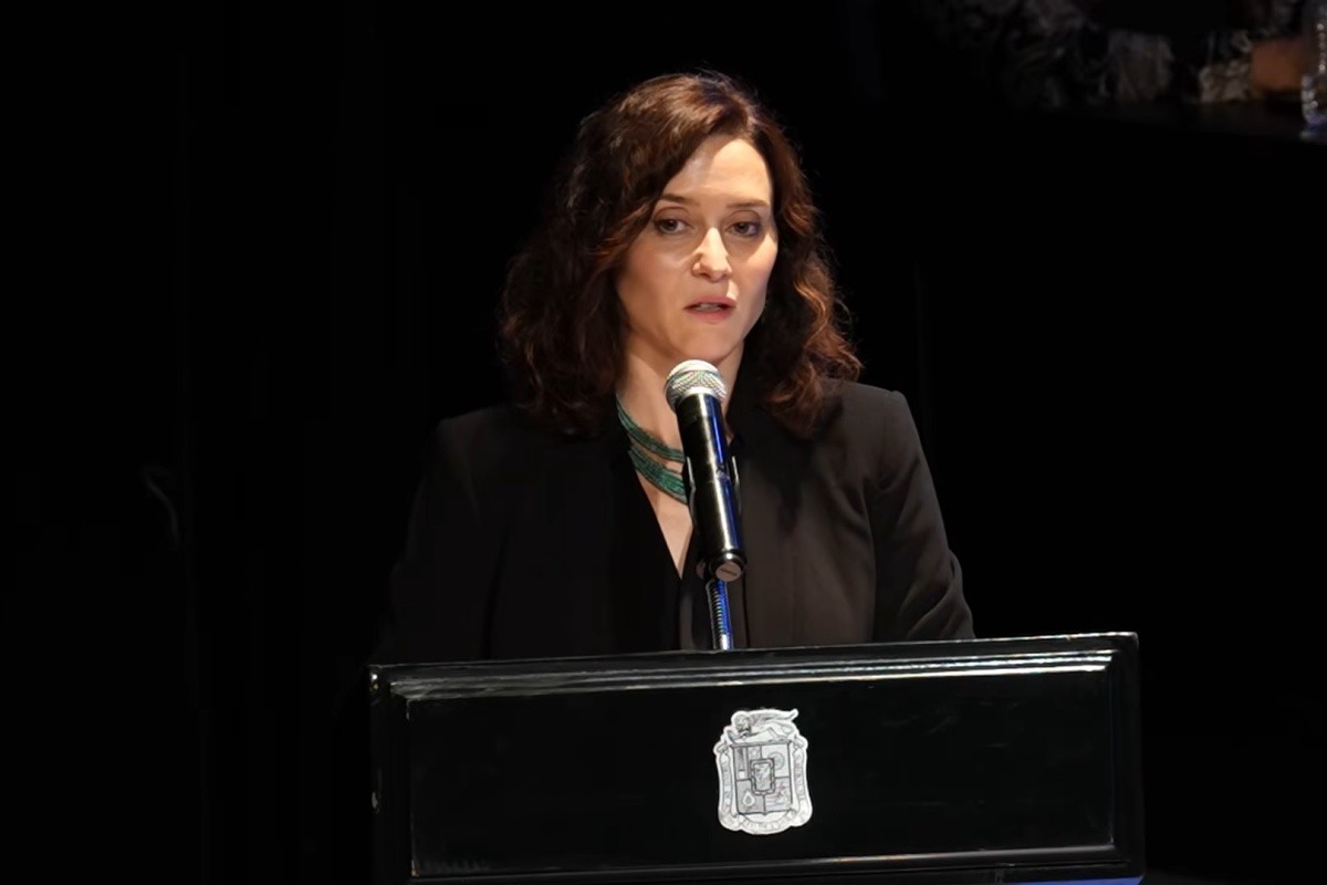 Regidora irrumpe en entrega de reconocimiento a Díaz Ayuso; “no se va a los eventos a reventarlos”, dice la presidenta de Madrid