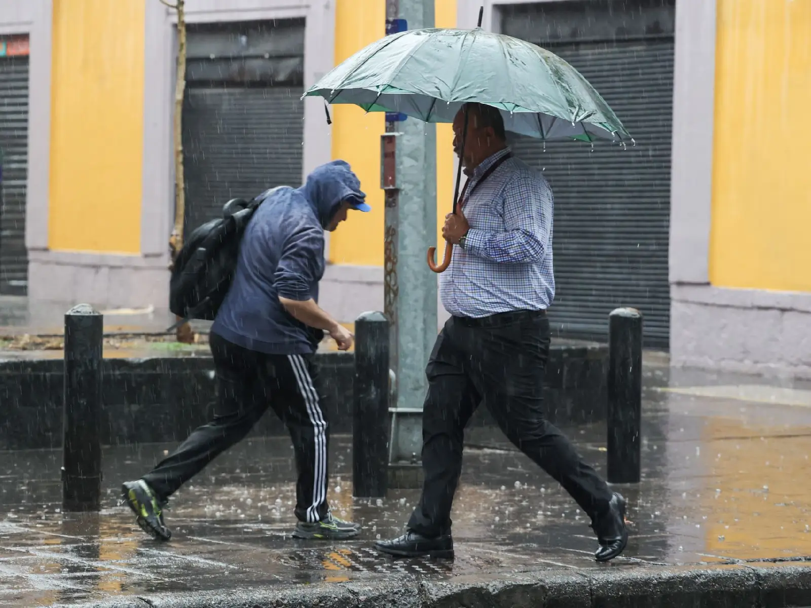 Lluvias en CDMX: se inundan comercios del Centro Histórico, sótano del Congreso y hay afectaciones al transporte público