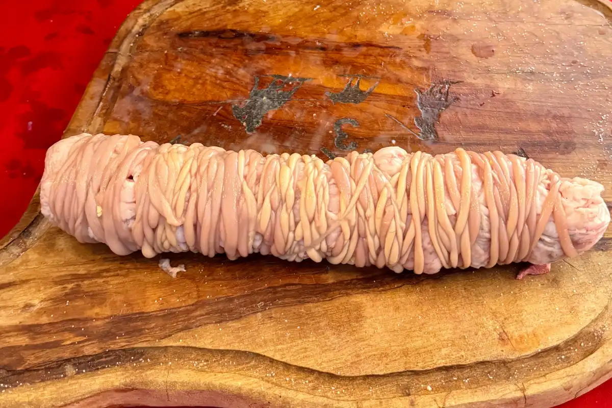 Sobre una tabla de madera se encuentra un machito largo