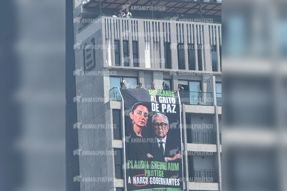 Despliegan una manta de dos pisos de alto.