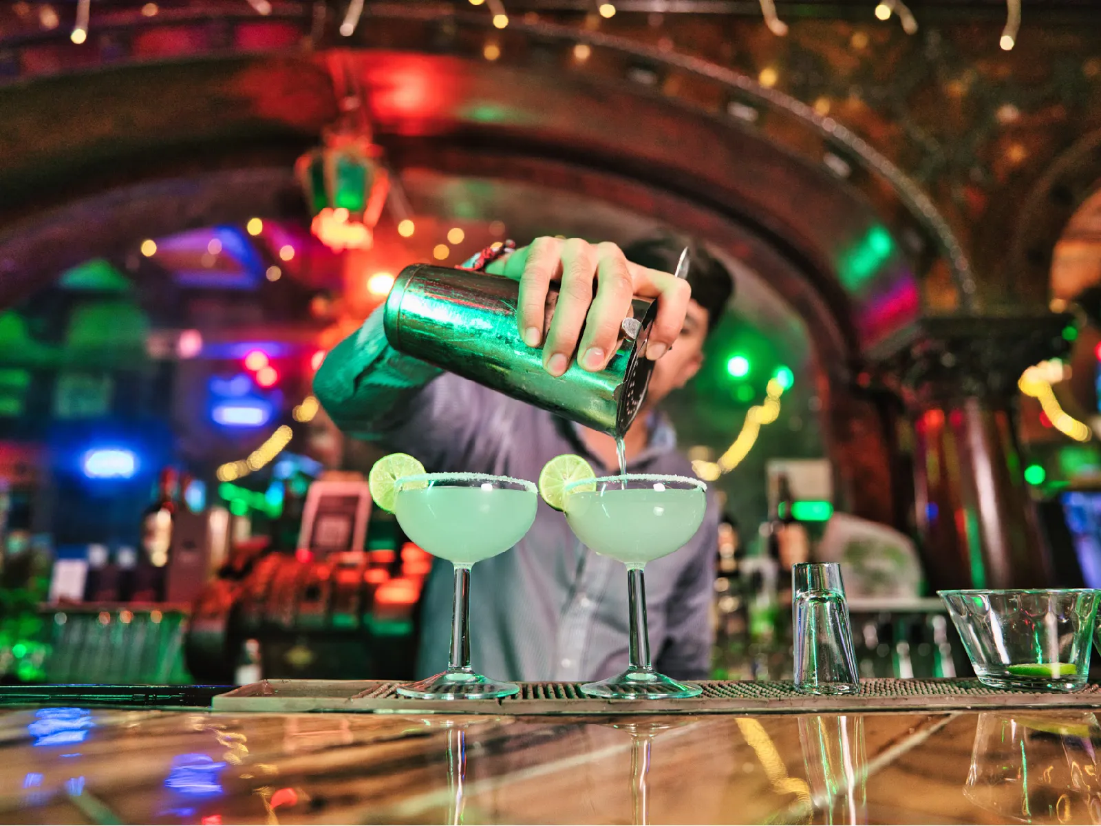 bartender sirviendo margaritas