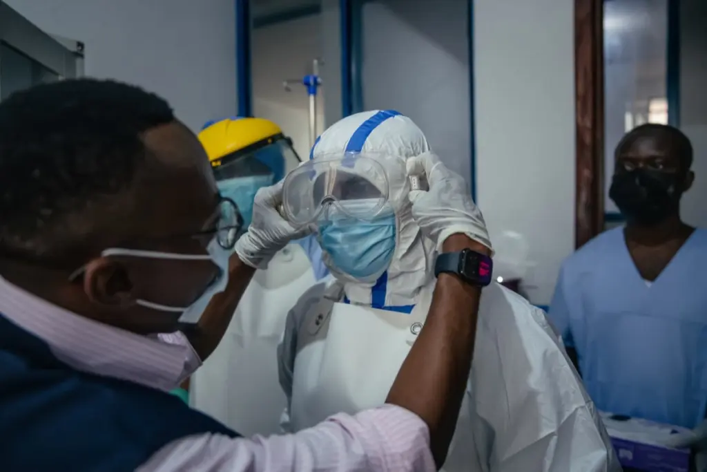 Personal medico recibiendo su equipo de parte de la International Medical Corps.
