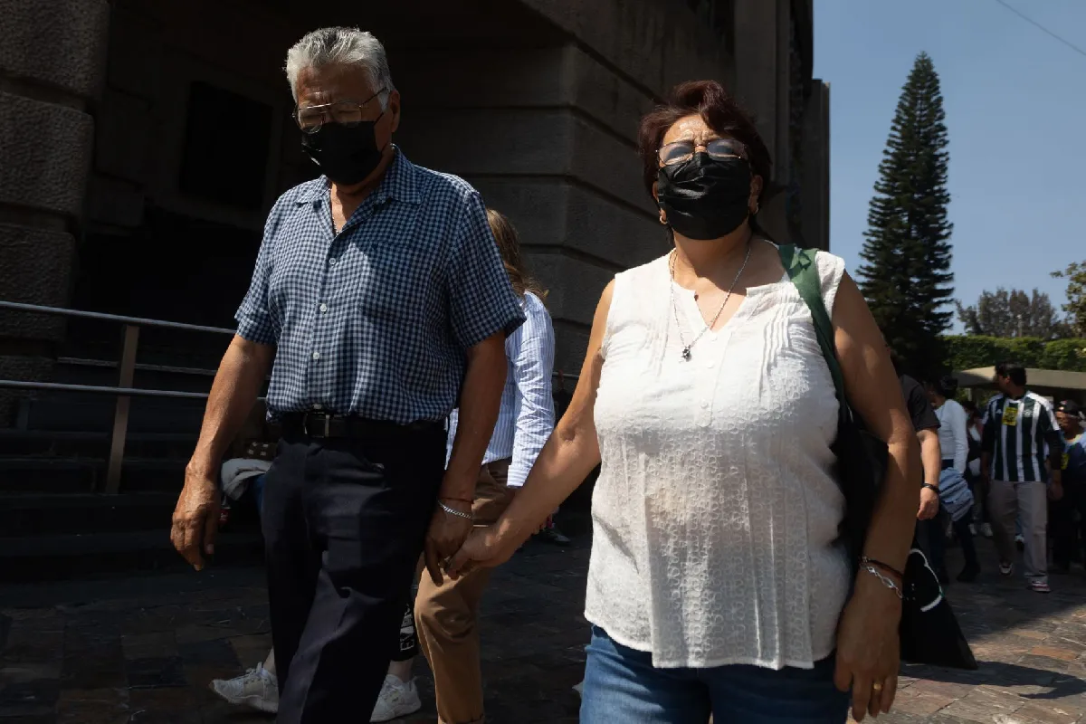 mexicanos usando cubrebocas ante enfermedades