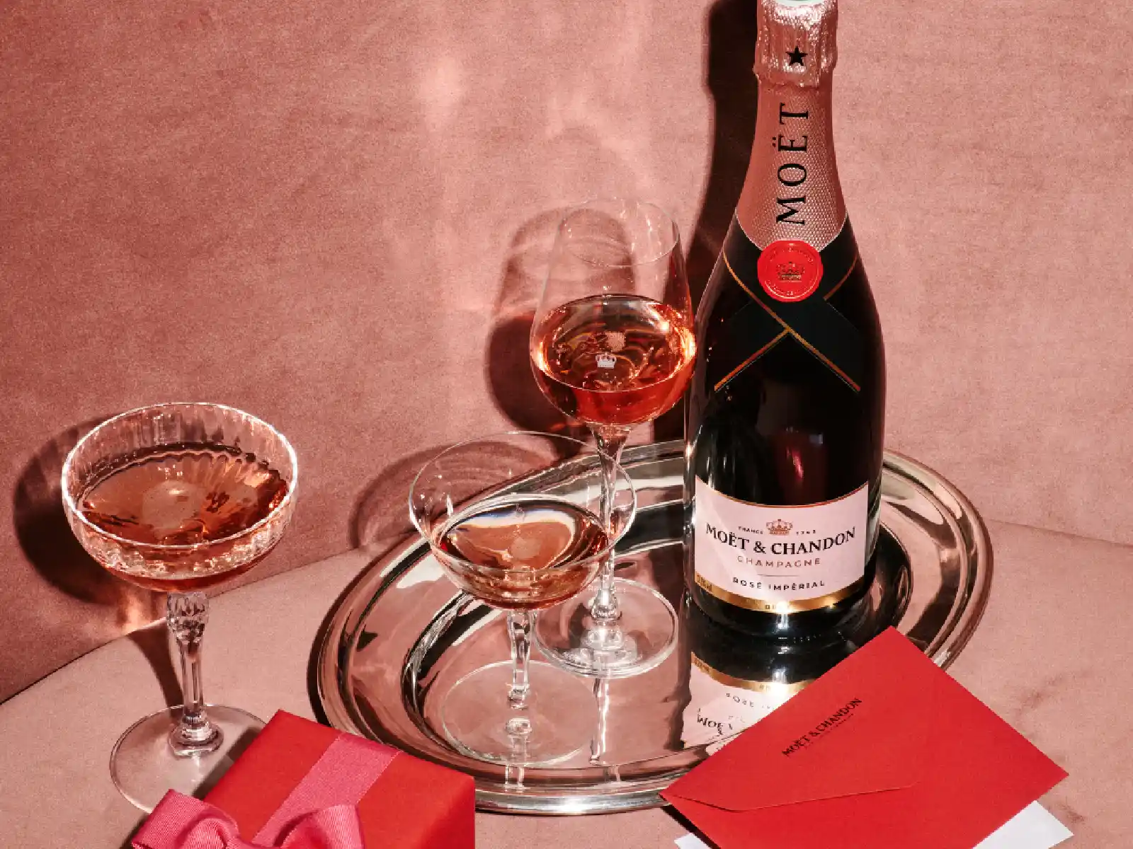 mesa de fiesta con champagne