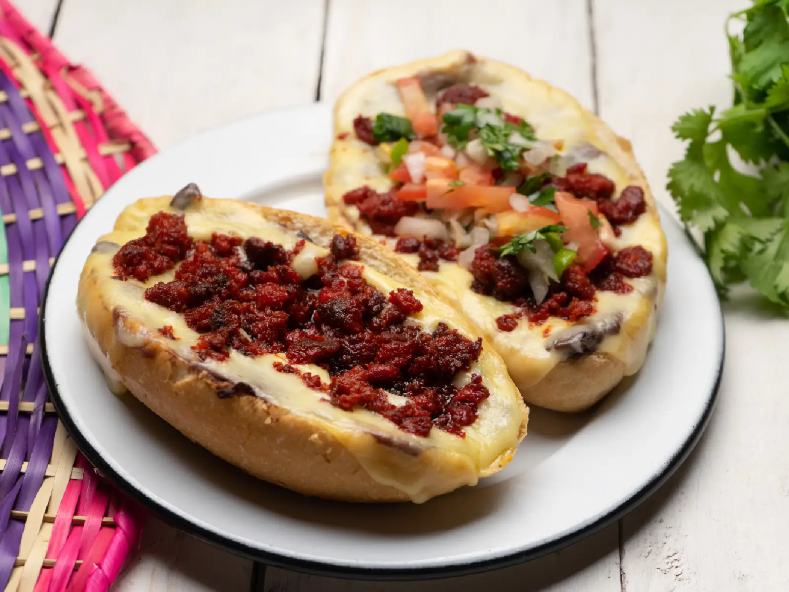 molletes con chorizo y queso