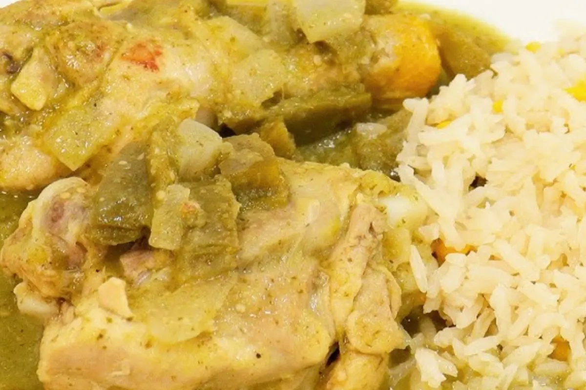 Muslos de pollo con nopales en salsa verde acompañados de arroz blanco