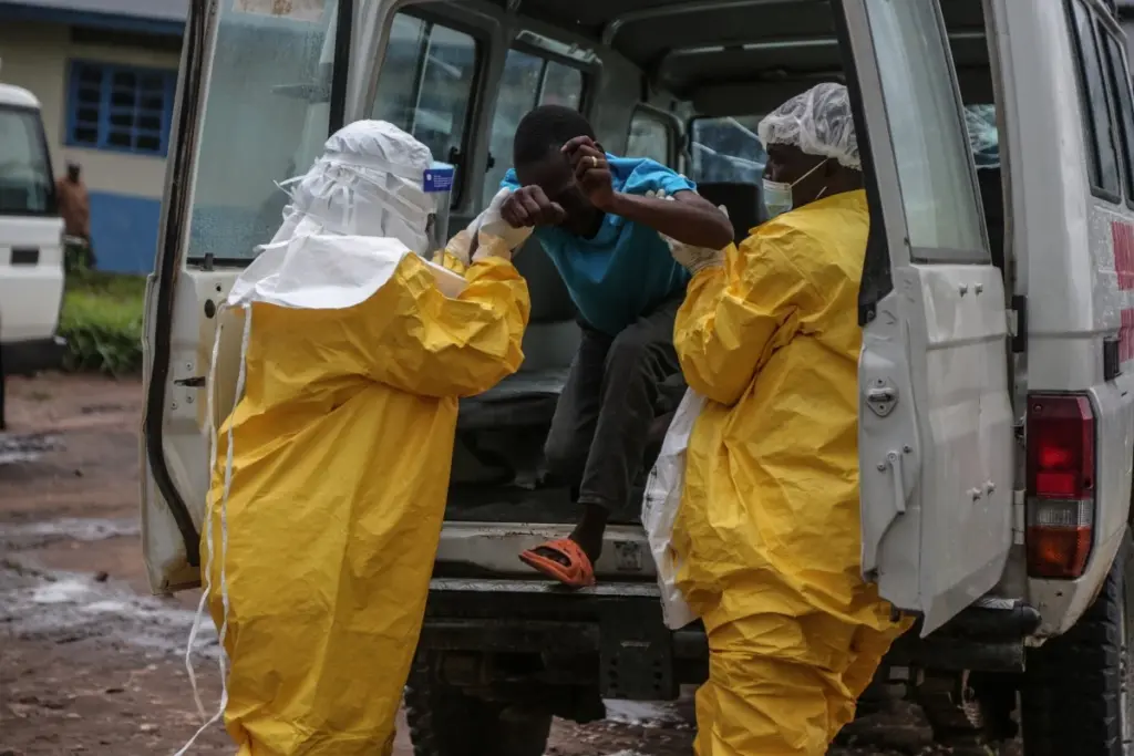 Personal medico ayudando a un paciente de Ebola en el hospital Rwampara.