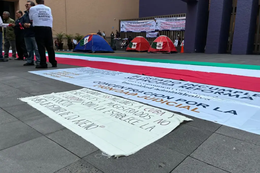 Pancartas por parte de los protestantes para exigir las pensiones.
