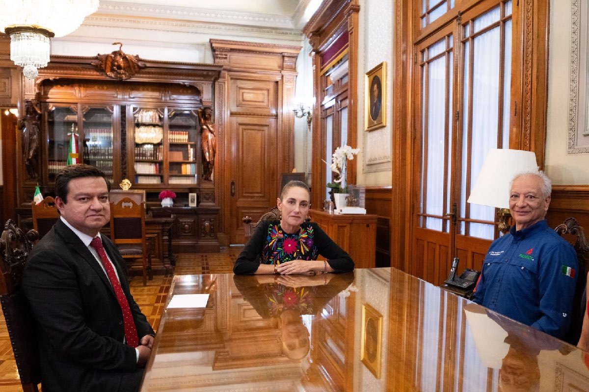 Claudia Sheinbaum, presidenta de México, con director Pemex Juan Carlos Carpio