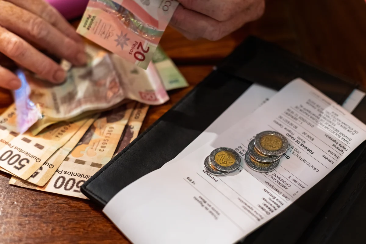 Pagar la cuenta del restaurante con pesos mexicanos