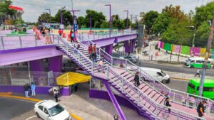 ¿Los puentes peatonales en CDMX deben pintarse de color amarillo y no de morado por seguridad vial? 
