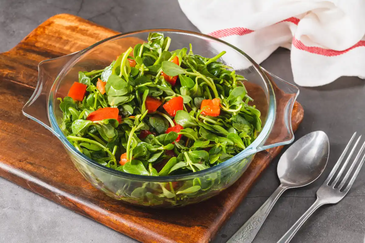 Bowl lleno de una ensalada de verdolagas con jitomate