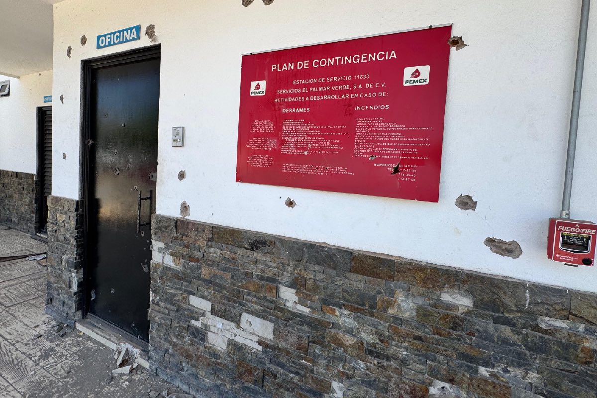 Marcas de bala en una gasolinera del bulevar Emiliano Zapata, en Culiacán