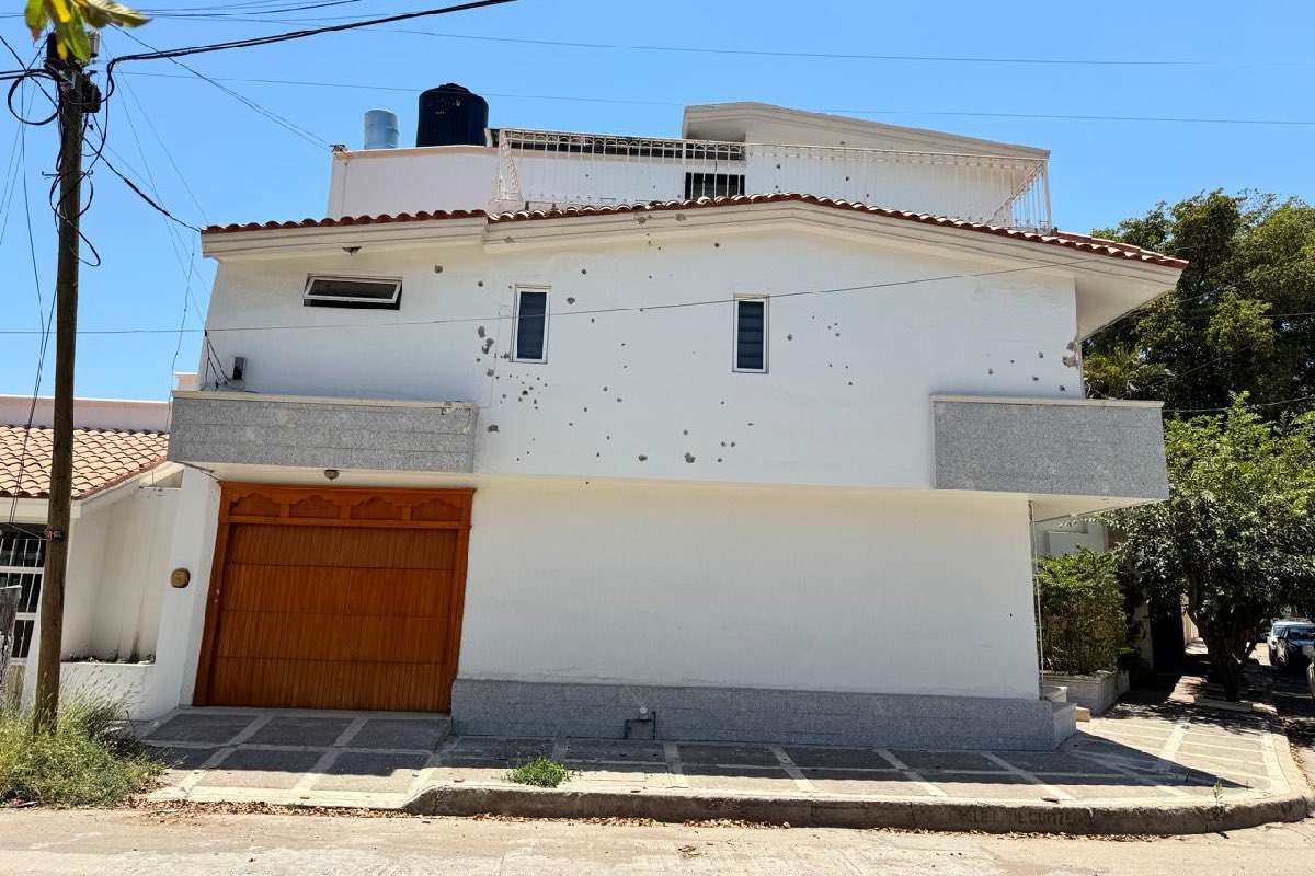 Fachada de una de las propiedades del gobernador Rocha Moya